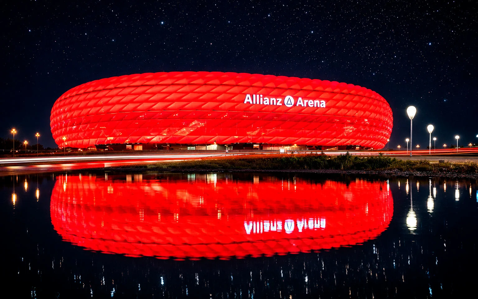 Allianz Arena bei Nacht mit roter Beleuchtung
